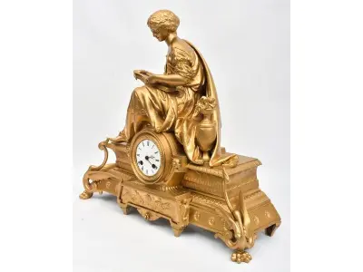 LOTE 215 - 01 RELÓGIO DE MESA  EM METAL FRANCÊS SÉCULO XIX. "APARENTEMENTE BANHADO A OURO"   AVALIADA EM 5 MIL REAIS  MEDIDA: 45 CM DE ALTURA X 15 CM DE PROFUNDIDADE X 50 CM LARGURA; RELÓGIO COMPLETO COM PÊNDULO, MÁQUINA E CHAVE.MUITO BEM CONSERVADO NOVÍSSIMO. (NO ESTADO) ATENÇÃO! FAZER A VISITAÇÃO ANTES DE ARREMATAR, NÃO SABEMOS SE FUNCIONA, LEILÃO NÃO TEM GARANTIA E NEM DEVOLUÇÃO, SUJEITO A POSSÍVEIS AVARIAS VISÍVEIS/OCULTAS E/OU AUSÊNCIA DE COMPONENTES.