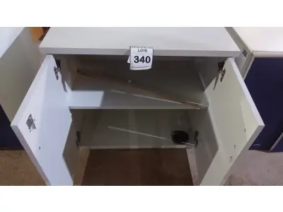 LOTE 340 - 01 ARMÁRIO BAIXO COM 02 PORTAS EM MADEIRA. (NO ESTADO) ATENÇÃO! FAZER A VISITAÇÃO ANTES DE ARREMATAR, NÃO SABEMOS SE FUNCIONA, LEILÃO NÃO TEM GARANTIA E NEM DEVOLUÇÃO, SUJEITO A POSSÍVEIS AVARIAS VISÍVEIS/OCULTAS E/OU AUSÊNCIA DE COMPONENTES.