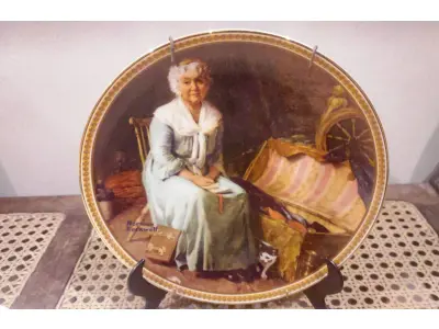 LOTE 261 - 01 BELO PRATO DE COLECIONADOR DO FAMOS ARTISTA CHARLES GEHM, COM 20 CM DE DIÂMETRO RETRATA UM CONTO DE FADAS CLÁSSICO DOS IRMÃOS GRIMM, RUPELSTILZCHEN. PRODUZIDA PELA KÖNIGSZELT BAVARIA EM UMA EDIÇÃO LIMITADA EM 1981.COM O CERTIFICADO DE AUTENTICIDADE  E FOLHETOS DOS MESMO  FABRICADO NA ALEMANHA EM 1981, O PRATO APRESENTA UM ESTILO E TÉCNICA DE PRODUÇÃO EM CERÂMICA ARTÍSTICA REQUINTADA. O PRATO ESTÁ EM PERFEITAS CONDIÇÕES, PRONTO PARA SER EXIBIDO OU ADICIONADO À COLEÇÃO DE PRATOS DE QUALQUER COLECIONADOR. A ÉPOCA DO PRATO SITUA-SE NO FINAL DO SÉCULO XX, ESPECIFICAMENTE ENTRE OS ANOS DE 1970 E 1999.ITEM COMPRADO E GARAGENS DE ANTIGUIDADES NOS EUA. SUPORTE PARA PRATO NÃO INCLUÍDO NESTA VENDA. (NO ESTADO) ATENÇÃO! FAZER A VISITAÇÃO ANTES DE ARREMATAR, NÃO SABEMOS SE FUNCIONA, LEILÃO NÃO TEM GARANTIA E NEM DEVOLUÇÃO, SUJEITO A POSSÍVEIS AVARIAS VISÍVEIS/OCULTAS E/OU AUSÊNCIA DE COMPONENTES.