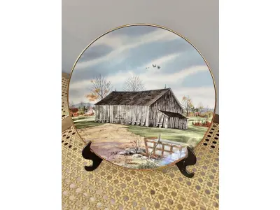 01 RARO PRATO COM O TEMA O CELEIRO AMERICANO DESAPARECIDO  PORCELANA FRANCISCANA. PEÇA  HISTÓRICA DE CELEIRO PROVIDENCE, SOUTHERN TOBACCO BARN, 1983. COM 21 CM DE DIÂMETRO EDIÇAO LIMITADA LANÇADO NOS ANOS 80. PEÇA ENCONTRADA EM UM ARMÁRIO DURANTE A VENDA DE UMA PROPRIEDADE NOS EUA APÓS MUITOS ANOS GUARDADOS.  CAIXA ORIGINAL E COM DOCUMENTOS DA PEÇA, SUPORTE PARA PRATO NÃO INCLUÍDO NESTA VENDA.