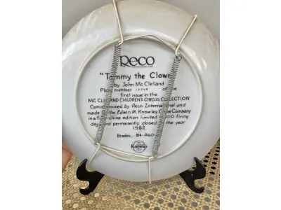 LOTE 062 - 01 PRATO VINTAGE DE COLECIONADOR, POR: JOHN MCCLELLAND 1ª EDIÇÃO DA COLEÇÃO MCCLELLAND CHILDREN'S CIRCUS INTITULADO "TOMMY, O PALHAÇO", DA "COLEÇÃO DE CIRCO" RECO DA KNOWLES COLLECTOR PLATES, COM CERTIFICADO DE AUTENTICIDADE ASSINADO É UMA VERDADEIRA PEÇA AMERICANA. ESTILO ART DÉCO. FEITO DE CERÂMICA DE ALTA QUALIDADE COM 23 CM DE DIÂMETRO , É UMA PEÇA DE EDIÇÃO LIMITADA DO FINAL DO SÉCULO XX (1980-1989). ESTE PRATO É PERFEITO PARA COLECIONADORES DE ITENS COM TEMÁTICA CIRCENSE E PARA AQUELES QUE APRECIAM A ARTE DE PEÇAS VINTAGE. ITEM COMPRADO EM GARAGEM DE ANTIGUIDADES NOS EUA.SUPORTE PARA PRATO NÃO INCLUÍDO NESTA VENDA. (NO ESTADO) ATENÇÃO! FAZER A VISITAÇÃO ANTES DE ARREMATAR, NÃO SABEMOS SE FUNCIONA, LEILÃO NÃO TEM GARANTIA E NEM DEVOLUÇÃO, SUJEITO A POSSÍVEIS AVARIAS VISÍVEIS/OCULTAS E/OU AUSÊNCIA DE COMPONENTES.