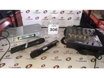 LOTE 306 - 01 MESA DE SOM COM 04 CANAIS E 02 MICROFONES SEM FIO COM BASE. (NO ESTADO) ATENÇÃO! FAZER A VISITAÇÃO ANTES DE ARREMATAR, NÃO SABEMOS SE FUNCIONA, LEILÃO NÃO TEM GARANTIA E NEM DEVOLUÇÃO, SUJEITO A POSSÍVEIS AVARIAS VISÍVEIS/OCULTAS E/OU AUSÊNCIA DE COMPONENTES.