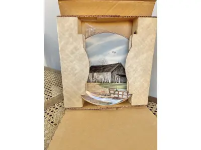 LOTE 092 - 01 RARO PRATO COM O TEMA O CELEIRO AMERICANO DESAPARECIDO  PORCELANA FRANCISCANA. PEÇA  HISTÓRICA DE CELEIRO PROVIDENCE, SOUTHERN TOBACCO BARN, 1983. COM 21 CM DE DIÂMETRO EDIÇAO LIMITADA LANÇADO NOS ANOS 80. PEÇA ENCONTRADA EM UM ARMÁRIO DURANTE A VENDA DE UMA PROPRIEDADE NOS EUA APÓS MUITOS ANOS GUARDADOS.  CAIXA ORIGINAL E COM DOCUMENTOS DA PEÇA, SUPORTE PARA PRATO NÃO INCLUÍDO NESTA VENDA.