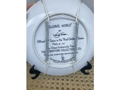 01 LINDO PRATO DE  STRATFORD/NANCY TURNER LTD PRATO ED: O MUNDO DE SUSAN - JOVEM NA FLORESTA. PRATO  DE EDIÇÃO LIMITADA EMITIDA PELA STRATFORD COLLECTION, LTD., DE 1983,CRIADA A PARTIR DE UMA OBRA DE ARTE ORIGINAL DA ARTISTA NANCY TURNER, "O MUNDO DE SUSAN", DA COLEÇÃO DE PLACAS DE EDIÇÃO LIMITADA "REAL CHILDREN". A PLACA APRESENTA UMA LINDA GAROTINHA SENTADA NA FLORESTA. ESTA PLACA DE COLECIONADOR DE EDIÇÃO LIMITADA É FEITA APENAS PARA FINS DECORATIVOS; COM 21 CM DE DIÂMETRO  Nº 542, EMITIDA EM 1983. SEGUNDA EDIÇÃO DA SÉRIE. A PLACA ESTÁ EM EXCELENTES CONDIÇÕES, COMO NOVA, SEM CORTES, RACHADURAS, TRINCAS OU REPAROS. E COM CERTIFICADO DE AUTENTICIDADE DA PEÇA  CORES LINDAS COM RIQUEZA DE DETALHES! ITEM COMPRADO E GARAGENS DE ANTIGUIDADES NOS EUA. SUPORTE PARA PRATO NÃO INCLUÍDO NESTA VENDA. (NO ESTADO) ATENÇÃO! FAZER A VISITAÇÃO ANTES DE ARREMATAR, NÃO SABEMOS SE FUNCIONA, LEILÃO NÃO TEM GARANTIA E NEM DEVOLUÇÃO, SUJEITO A POSSÍVEIS AVARIAS VISÍVEIS/OCULTAS E/OU AUSÊNCIA DE COMPONENTES.