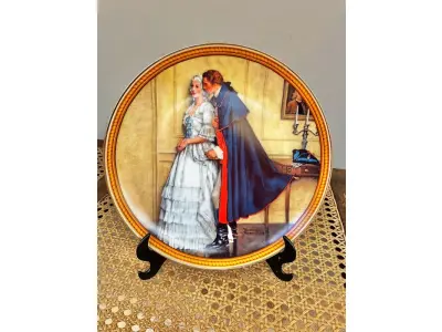 LOTE 216 - 01 RARO PRATO NORMAN ROCKWELL COM 25,5 DE DIAMETRO VINTAGE DE COLECIONADOR- DÉCADA DE 1980 - BRADFORD EXCHANGE - PRATO DECORATIVO - "A PROPOSTA INESPERADA" - PRIMEIRA EDIÇÃO - ROCKWELL'S COLONIALS: THE RAREST ROCKWELLS - EDWIN KNOWLES - COLECIONÁVEL. PRATO DE NUMERO 137B NÚMERO 1920D. ESTÁ EM EXCELENTE ESTADO, COMO NOVO. A BRADFORD EXCHANGE CHAMA OS COLONIAIS DE ROCKWELL DE "OS ROCKWELLS MAIS RAROS"... "NORMAN ROCKWELL RETRATA O ESPLENDOR DA HISTÓRIA AMERICANA." BRADFORD EXCHANGE.ITEM COMPRADO EM GARAGENS DE ANTIGUIDADES NOS EUA. SUPORTE PARA PRATO NÃO INCLUÍDO NESTA VENDA. (NO ESTADO) ATENÇÃO! FAZER A VISITAÇÃO ANTES DE ARREMATAR, NÃO SABEMOS SE FUNCIONA, LEILÃO NÃO TEM GARANTIA E NEM DEVOLUÇÃO, SUJEITO A POSSÍVEIS AVARIAS VISÍVEIS/OCULTAS E/OU AUSÊNCIA DE COMPONENTES.