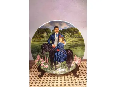 LOTE 260 - 01 PRATO VINTAGE DE COLECIONADOR DA COLEÇÃO E O VENTO LEVOU - "BONNIE E RHETT", DISTRIBUÍDOS PELA THE BRADFORD EXCHANGE DESDE A DÉCADA DE 1980. ESTA É A 8ª PLACA EMITIDA NA SÉRIE E FOI FEITA EM 1981 PELA EDWIN M KNOWLES COLLECTION COM DESIGN DO ARTISTA RAYMOND KURSAR. O PRATO É DE PORCELANA FINA E MEDE 21,5 CM DE DIÂMETRO. O PRATO ESTÁ EM BOM ESTADO, NA CAIXA ORIGINAL, COM DOCUMENTAÇÃO E CERTIFICADO DE AUTENTICAÇÃO. A CAIXA APRESENTA SINAIS DE DESGASTE E MANCHAS POR TER SIDO GUARDADA NA GARAGEM HÁ ANOS. ÓTIMO ITEM COLECIONÁVEL DE "E O VENTO LEVOU". O SUPORTE PARA PRATOS MOSTRADO NAS FOTOS NÃO ESTÁ INCLUSO.ITEM COMPRADO E GARAGENS DE ANTIGUIDADES NOS EUA. SUPORTE PARA PRATO NÃO INCLUÍDO NESTA VENDA. (NO ESTADO) ATENÇÃO! FAZER A VISITAÇÃO ANTES DE ARREMATAR, NÃO SABEMOS SE FUNCIONA, LEILÃO NÃO TEM GARANTIA E NEM DEVOLUÇÃO, SUJEITO A POSSÍVEIS AVARIAS VISÍVEIS/OCULTAS E/OU AUSÊNCIA DE COMPONENTES.