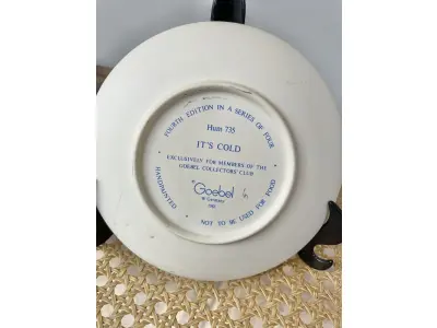 LOTE 036 - 01 RARO PRATO DA COLEÇÃO VINTAGE, 1985, GOEBEL, DA SÉRIE CELEBRATION PLATE, 1989, EXCLUSIVAMENTE PARA MEMBROS DO GOEBEL COLLECTION. A GOEBEL COLLECTION  E UMA EMPRESA AMERICANA MUITO FAMOSA ESSES PRATOS ERA SOMENTE PARA MEMBROS DO CLUB CLUB. M.J. HUMMEL Nº 735 "IT'S COLD", MENINO DE CACHECOL. NA CAIXA. PRATO MEDE 15,5 CM. COMPRADO EM GARAGEM DE ANTIGUIDADES NOS EUA.SUPORTE PARA PRATO NÃO INCLUÍDO NESTA VENDA. (NO ESTADO) ATENÇÃO! FAZER A VISITAÇÃO ANTES DE ARREMATAR, NÃO SABEMOS SE FUNCIONA, LEILÃO NÃO TEM GARANTIA E NEM DEVOLUÇÃO, SUJEITO A POSSÍVEIS AVARIAS VISÍVEIS/OCULTAS E/OU AUSÊNCIA DE COMPONENTES.