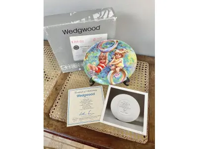 LOTE 070 - 01 RARO PRATO DA SÉRIE WEDGWOOD "MY MEMORIES" DE MARY VICKERS PRODUZIDOS DE 1981 A 1986. FEITO NA INGLATERRA. REPRESENTANDO CRIANÇAS DA WEDGWOOD QUEENS' WARE, EDIÇÃO LIMITADA DE 100 DIAS DE QUEIMA DE ESTOQUE EM CADA PERÍODO DO ANO. 1986 "RIDING HIGH" COM CAIXA E CERTIFICADO DE AUTENTICIDADE COM 20 CM DE DIÂMETRO. ITEM COMPRADO EM GARAGEM DE ANTIGUIDADES NOS EUA.SUPORTE PARA PRATO NÃO INCLUÍDO NESTA VENDA. (NO ESTADO) ATENÇÃO! FAZER A VISITAÇÃO ANTES DE ARREMATAR, NÃO SABEMOS SE FUNCIONA, LEILÃO NÃO TEM GARANTIA E NEM DEVOLUÇÃO, SUJEITO A POSSÍVEIS AVARIAS VISÍVEIS/OCULTAS E/OU AUSÊNCIA DE COMPONENTES. 