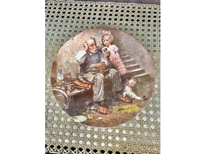 LOTE 082 - 01 RARO PRATO DE NORMAN ROCKWELL  PEÇA DE COLECIONADOR VINTAGE 8-1/2" THE COBBLER 2ND HERITAGE DE KNOWLES 1978 EDWIN M. KNOWLES. EDIÇÃO LIMITADA DE NORMAN ROCKWELL, "VERDADEIRO CLÁSSICO ROCKWELL"" PELA ROCKWELL SOCIETY OF AMERICA CAIXA ORIGINAL. O PRATO MEDE 21,5 CM DE DIÂMETRO. ITEM. FOI ENCONTRADA EM UM ARMÁRIO DURANTE A VENDA DE UMA PROPRIEDADE, APÓS MUITOS ANOS GUARDADOS.  CAIXA ORIGINAL. “SUPORTE PARA PRATO NÃO INCLUÍDO NESTA VENDA. (NO ESTADO) ATENÇÃO! FAZER A VISITAÇÃO ANTES DE ARREMATAR, NÃO SABEMOS SE FUNCIONA, LEILÃO NÃO TEM GARANTIA E NEM DEVOLUÇÃO, SUJEITO A POSSÍVEIS AVARIAS VISÍVEIS/OCULTAS E/OU AUSÊNCIA DE COMPONENTES.
