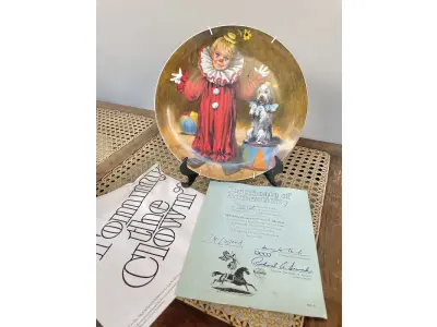 LOTE 062 - 01 PRATO VINTAGE DE COLECIONADOR, POR: JOHN MCCLELLAND 1ª EDIÇÃO DA COLEÇÃO MCCLELLAND CHILDREN'S CIRCUS INTITULADO "TOMMY, O PALHAÇO", DA "COLEÇÃO DE CIRCO" RECO DA KNOWLES COLLECTOR PLATES, COM CERTIFICADO DE AUTENTICIDADE ASSINADO É UMA VERDADEIRA PEÇA AMERICANA. ESTILO ART DÉCO. FEITO DE CERÂMICA DE ALTA QUALIDADE COM 23 CM DE DIÂMETRO , É UMA PEÇA DE EDIÇÃO LIMITADA DO FINAL DO SÉCULO XX (1980-1989). ESTE PRATO É PERFEITO PARA COLECIONADORES DE ITENS COM TEMÁTICA CIRCENSE E PARA AQUELES QUE APRECIAM A ARTE DE PEÇAS VINTAGE. ITEM COMPRADO EM GARAGEM DE ANTIGUIDADES NOS EUA.SUPORTE PARA PRATO NÃO INCLUÍDO NESTA VENDA. (NO ESTADO) ATENÇÃO! FAZER A VISITAÇÃO ANTES DE ARREMATAR, NÃO SABEMOS SE FUNCIONA, LEILÃO NÃO TEM GARANTIA E NEM DEVOLUÇÃO, SUJEITO A POSSÍVEIS AVARIAS VISÍVEIS/OCULTAS E/OU AUSÊNCIA DE COMPONENTES.