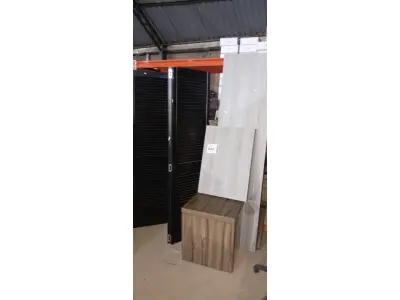 LOTE 333 - 01 BIOMBO E VÁRIAS PEÇAS DE MADEIRA AVULSAS. (NO ESTADO) ATENÇÃO! FAZER A VISITAÇÃO ANTES DE ARREMATAR, NÃO SABEMOS SE FUNCIONA, LEILÃO NÃO TEM GARANTIA E NEM DEVOLUÇÃO, SUJEITO A POSSÍVEIS AVARIAS VISÍVEIS/OCULTAS E/OU AUSÊNCIA DE COMPONENTES.