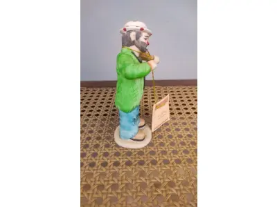 01 ESTATUETA DE PALHAÇO DE CERÂMICA VINTAGE DA COLEÇÃO FLAMBRO DE EMMETT KELLY JR. PAÍS/REGIÃO DE FABRICAÇÃO TAIWAN. ESTA ESTATUETA DO EMMETT KELLY JR. APRESENTA UM PALHAÇO EMMETT KELLY JR. PALHAÇO  TOCANDO VIOLINO ORIGINAL. EXCELENTE ESTADO, SEM LASCAS, RACHADURAS EM ÓTIMO ESTADO PEÇA RARA ITEM LANÇADOS ANOS 90 NOS EUA  CM DE ALTURA E UMA BASE DE 15 ​​CM. COM  SUA ASSINATURA NA PARTE INFERIOR JUNTO COM "EXCLUSIVAMENTE DA FLAMBRO EMPRESA FAMOSA NOS EUA DECADA DE 90, COMPRADAS EM LOJAS DE ANTIGUIDADES DOS EUA. (NO ESTADO) ATENÇÃO! FAZER A VISITAÇÃO ANTES DE ARREMATAR, NÃO SABEMOS SE FUNCIONA, LEILÃO NÃO TEM GARANTIA E NEM DEVOLUÇÃO, SUJEITO A POSSÍVEIS AVARIAS VISÍVEIS/OCULTAS E/OU AUSÊNCIA DE COMPONENTES.