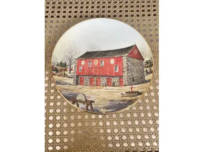 LOTE 297 - 01 RARO PRATO PORCELANA DA COLEÇAO CELEIROS AMERICANOS EM EXTINÇÃO FRANCISCANA DA HISTORIC PROVIDENCE MINT WORLD PREMIER FIRST EDITION, DE 1983, DA SÉRIE THE VANISHING AMERICAN BARN, DA HARRIS HIEN, A SEGUNDA EDIÇÃO DA SÉRIE, INTITULADA "LANCASTER BARN". O PRATO APRESENTA UMA REPRESENTAÇÃO ÚNICA, DETALHADA E COLORIDA DE UM TIPO DE CELEIRO AMERICANO, SITUADO EM UM CENÁRIO DE FAZENDA DE DIFERENTES REGIÕES DO PAÍS, COM DETALHES DOURADOS NA BORDA. ESTAMPADAS NA PARTE INFERIOR COM O NOME DA SÉRIE, TÍTULO, ASSINATURA IMPRESSA DO ARTISTA E A MARCA THE HISTORIC PROVIDENCE MINT, E MEDEM APROXIMADAMENTE 21,8 CM DE DIÂMETRO. EM EXCELENTE ESTADO, POSSUI A CAIXA ORIGINAL E OS DOCUMENTOS.O SUPORTE DO PRATO NÃO ESTÁ INCLUÍDO. PEÇA COMPRADA EM GARAGEM DE ANTIGUIDADES NOS EUA. SUPORTE PARA PRATO NÃO INCLUÍDO NESTA VENDA. (NO ESTADO) ATENÇÃO! FAZER A VISITAÇÃO ANTES DE ARREMATAR, NÃO SABEMOS SE FUNCIONA, LEILÃO NÃO TEM GARANTIA E NEM DEVOLUÇÃO, SUJEITO A POSSÍVEIS AVARIAS VISÍVEIS/OCULTAS E/OU AUSÊNCIA DE COMPONENTES.