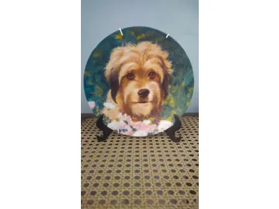 01 RARO PRATO DE PORCELANA ROYAL MANOR  COM  21,5 CM. PRIMEIRA EDIÇÃO DE 1982 PARA COLECIONADORES - BENJI, O CACHORRO. PRODUZIDO EXCLUSIVAMENTE PARA A CREATIVE WORLD, WHITE PLAINS, NOVA YORK. PRIMEIRA EDIÇÃO DE "WAGS TO RICHES" DE BENJI, O ASTRO DE CINEMA, POR MURRAY KARN, CW 1982. PLACA NÚMERO AA 230, A PLACA FOI PRODUZIDA A PARTIR DO RETRATO DE BENJI ORIGINAL, DE MURRAY KARN. O ITEM ACOMPANHA CERTIFICADO DE AUTENTICIDADE E CAIXA ORIGINAL.  ITEM COMPRADO EM GARAGENS DE ANTIGUIDADES NOS EUA.SUPORTE PARA PRATO NÃO INCLUÍDO NESTA VENDA. (NO ESTADO) ATENÇÃO! FAZER A VISITAÇÃO ANTES DE ARREMATAR, NÃO SABEMOS SE FUNCIONA, LEILÃO NÃO TEM GARANTIA E NEM DEVOLUÇÃO, SUJEITO A POSSÍVEIS AVARIAS VISÍVEIS/OCULTAS E/OU AUSÊNCIA DE COMPONENTES.