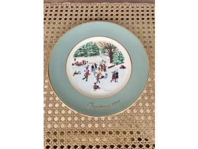 LOTE 277 - 01 LINDO PRATO DE NATAL DA SÉRIE AVON CHRISTMAS PLATE DE 1975, " SKATERS ON THE POND" - QUARTA EDIÇÃO DA SÉRIE. COM 22 CM DE DIÂMETRO E RETRATA UM GRUPO DE PESSOAS PATINANDO NA NEVE . O VERSO MARCADO COM DOIS ANÉIS DE OURO 22K.FEITO EXCLUSIVAMENTE PARA A AVON CTS INC., 1976 POR ENOCH WEDGWOOD (TUNSTALL) LTD, INGLATERRA.PEÇA COMPRADA EM GARAGEM DE ANTIGUIDADES NOS EUA. SUPORTE PARA PRATO NÃO INCLUÍDO NESTA VENDA. (NO ESTADO) ATENÇÃO! FAZER A VISITAÇÃO ANTES DE ARREMATAR, NÃO SABEMOS SE FUNCIONA, LEILÃO NÃO TEM GARANTIA E NEM DEVOLUÇÃO, SUJEITO A POSSÍVEIS AVARIAS VISÍVEIS/OCULTAS E/OU AUSÊNCIA DE COMPONENTES.