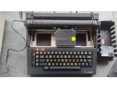 LOTE 426 - 01 MÁQUINA DE ESCREVER ANTIGA. (NO ESTADO) ATENÇÃO! FAZER A VISITAÇÃO ANTES DE ARREMATAR, NÃO SABEMOS SE FUNCIONA, LEILÃO NÃO TEM GARANTIA E NEM DEVOLUÇÃO, SUJEITO A POSSÍVEIS AVARIAS VISÍVEIS/OCULTAS E/OU AUSÊNCIA DE COMPONENTES.