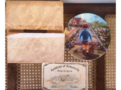 LOTE 276 - 01 PRATO VILETTA FINE CHINA "HOME BY LUNCH" "EM PORTUGUES CASA NO ALMOÇO" EDIÇÃO LIMITADA, 2º EDIÇÃO  DA SÉRIE "SEEMS LIKE YESTERDAY". FABRICADO POR R.J. ERNST ENTERPRISES INC., ARTE POR RUSTY MONEY. 21 CM DE DIÂMETRO. PERFEITO NA CAIXA. DA DÉCADA DE  1982. PRATO DE NUMERO, 827A. ESTÁ EM PERFEITAS CONDIÇÕES, NA CAIXA E COM CERTIFICADO. EDIÇÃO LIMITADA DE LANÇAMENTOS POR APENAS 10  DIAS DE VENDAS NOS EUA NA DÉCADA DE 80.ITEM COMPRADO EM GARAGEM DE ANTIGUIDADES NOS EUA. SUPORTE PARA PRATO NÃO INCLUÍDO NESTA VENDA. (NO ESTADO) ATENÇÃO! FAZER A VISITAÇÃO ANTES DE ARREMATAR, NÃO SABEMOS SE FUNCIONA, LEILÃO NÃO TEM GARANTIA E NEM DEVOLUÇÃO, SUJEITO A POSSÍVEIS AVARIAS VISÍVEIS/OCULTAS E/OU AUSÊNCIA DE COMPONENTES.