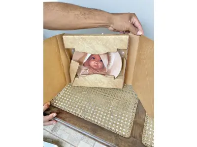 LOTE 159 - 01 PRATO COLECIONÁVEL "AMY" DE MARILYN ZAPP, DE 1983, DA BRENTWOOD FINE ARTS. ESTE PRATO FOI CRIADO A PARTIR DE UMA OBRA DE ARTE ORIGINAL DE MARILYN ZAPP. EDIÇÃO NUMERADA, 2873 EXEMPLARES/12.500 SENDO LANÇADAS APENAS 10 MIL EXEMPLARES NOS EUA E 25,00EXEMPLARES LAÇADOS NO CANADA NA DÉCADA DE 80. MEDE 21,8 CM DE DIÂMETRO.  ITEM COMPRADO EM GARAGENS DE ANTIGUIDADES NOS EUA. SUPORTE PARA PRATO NÃO INCLUÍDO NESTA VENDA. (NO ESTADO) ATENÇÃO! FAZER A VISITAÇÃO ANTES DE ARREMATAR, NÃO SABEMOS SE FUNCIONA, LEILÃO NÃO TEM GARANTIA E NEM DEVOLUÇÃO, SUJEITO A POSSÍVEIS AVARIAS VISÍVEIS/OCULTAS E/OU AUSÊNCIA DE COMPONENTES.