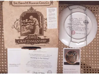 LOTE 318 - 01 PRATO DE COLECIONADOR VINTAGE NORMAN ROCKWELL "WORKING IN THE KITCHEN" "EM PORTUGUES TRABALHANDO NA COZINHA", EDIÇÃO 9 DA COLEÇÃO 'MULHERES REDESCOBERTAS DE ROCKWELL'.A ARTISTA MAIS AMADA DOS ESTADOS UNIDOS APRESENTA UMA SÉRIE INTITULADA "MULHERES REDESCOBERTAS DE ROCKWELL". ESTA É A NONA EDIÇÃO DA SÉRIE “TRABALHANDO NA COZINHA”.PRATO DE NUMERO 1511 B DA EDIÇÃO LIMITADA. EDWIN M, KNOWLES FINE CHINA, NÚMERO BRADEX 84-R70-4.9. COM CERTIFICADO DE AUTENTICIDADE E HISTÓRICO ESCRITO DA IMAGEM DA PLACA INCLUÍDOS. COM DIÂMETRO DE 21 CM CAIXA ORIGINAL. PRATO COM NOTA FISCAL DA ÉPOCA COMPRADO EM 13/09/1983.EM EXCELENTE ESTADO. O SUPORTE DO PRATO NÃO ESTÁ INCLUÍDO. PEÇA COMPRADA EM GARAGEM DE ANTIGUIDADES NOS EUA. SUPORTE PARA PRATO NÃO INCLUÍDO NESTA VENDA. (NO ESTADO) ATENÇÃO! FAZER A VISITAÇÃO ANTES DE ARREMATAR, NÃO SABEMOS SE FUNCIONA, LEILÃO NÃO TEM GARANTIA E NEM DEVOLUÇÃO, SUJEITO A POSSÍVEIS AVARIAS VISÍVEIS/OCULTAS E/OU AUSÊNCIA DE COMPONENTES.