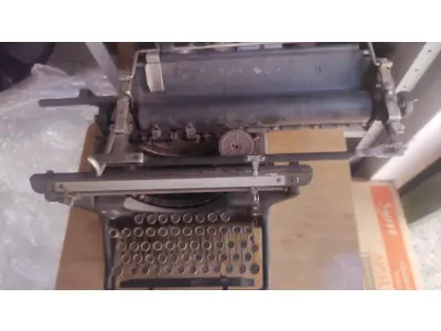 01 MÁQUINA DE ESCREVER ANTIGA DÉCADA DE 70. (NO ESTADO) ATENÇÃO! FAZER A VISITAÇÃO ANTES DE ARREMATAR, NÃO SABEMOS SE FUNCIONA, LEILÃO NÃO TEM GARANTIA E NEM DEVOLUÇÃO, SUJEITO A POSSÍVEIS AVARIAS VISÍVEIS/OCULTAS E/OU AUSÊNCIA DE COMPONENTES.