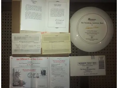 LOTE 297 - 01 RARO PRATO PORCELANA DA COLEÇAO CELEIROS AMERICANOS EM EXTINÇÃO FRANCISCANA DA HISTORIC PROVIDENCE MINT WORLD PREMIER FIRST EDITION, DE 1983, DA SÉRIE THE VANISHING AMERICAN BARN, DA HARRIS HIEN, A SEGUNDA EDIÇÃO DA SÉRIE, INTITULADA "LANCASTER BARN". O PRATO APRESENTA UMA REPRESENTAÇÃO ÚNICA, DETALHADA E COLORIDA DE UM TIPO DE CELEIRO AMERICANO, SITUADO EM UM CENÁRIO DE FAZENDA DE DIFERENTES REGIÕES DO PAÍS, COM DETALHES DOURADOS NA BORDA. ESTAMPADAS NA PARTE INFERIOR COM O NOME DA SÉRIE, TÍTULO, ASSINATURA IMPRESSA DO ARTISTA E A MARCA THE HISTORIC PROVIDENCE MINT, E MEDEM APROXIMADAMENTE 21,8 CM DE DIÂMETRO. EM EXCELENTE ESTADO, POSSUI A CAIXA ORIGINAL E OS DOCUMENTOS.O SUPORTE DO PRATO NÃO ESTÁ INCLUÍDO. PEÇA COMPRADA EM GARAGEM DE ANTIGUIDADES NOS EUA. SUPORTE PARA PRATO NÃO INCLUÍDO NESTA VENDA. (NO ESTADO) ATENÇÃO! FAZER A VISITAÇÃO ANTES DE ARREMATAR, NÃO SABEMOS SE FUNCIONA, LEILÃO NÃO TEM GARANTIA E NEM DEVOLUÇÃO, SUJEITO A POSSÍVEIS AVARIAS VISÍVEIS/OCULTAS E/OU AUSÊNCIA DE COMPONENTES.