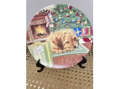 LOTE 284 - 01 PRATO VINTAGE PARA COLECIONADORES APRESENTA O HERÓI CANINO FAVORITO DE TODOS, BENJI,  MULBERRY "WAGS TO RICHES" DE BENJI, EM UMA EMOCIONANTE CENA NATALINA. O PRATO MEDE 21 CM DE DIÂMETRO E É FEITO DE PORCELANA ROYAL MANOR. ACOMPANHA UM CERTIFICADO DE AUTENTICIDADE E É UM ITEM ESSENCIAL PARA QUALQUER FÃ DE BENJI OU COLECIONADOR DE PRATOS DECORATIVOS. O PRATO ESTÁ EM EXCELENTE ESTADO E NÃO APRESENTA SINAIS DE DESGASTE OU DANOS. PRATO DE NUMERO 3838 DE UMA EDIÇAO LIMITADA A 15,500 PRATOS LANÇADOS NA EPOCA NOS EUA PELA CREATIVE WORD LTD.NÃO PERCA ESTA PEÇA ÚNICA DA CULTURA AMERICANA VINTAGE! PEÇA COMPRADA EM GARAGEM DE ANTIGUIDADES NOS EUA. SUPORTE PARA PRATO NÃO INCLUÍDO NESTA VENDA. (NO ESTADO) ATENÇÃO! FAZER A VISITAÇÃO ANTES DE ARREMATAR, NÃO SABEMOS SE FUNCIONA, LEILÃO NÃO TEM GARANTIA E NEM DEVOLUÇÃO, SUJEITO A POSSÍVEIS AVARIAS VISÍVEIS/OCULTAS E/OU AUSÊNCIA DE COMPONENTES.