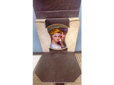 LOTE 149 - 01 RARO PRATO DE COLECIONADOR KNOWLES MINT DE 1983. COM 21,5 CM DE CUMPRIMENTO EDIÇÃO LIMITADA DA COLEÇÃO NORMAN ROCKWELL."MEETING ON THE PATH" "ENCONTRO NO CAMINHO", D, ROCKWELL SOCIETY NO VERSO DA PLACA. COM CERTIFICADO DE AUTENTICIDADE, EMBALAGEM ORIGINAL. LIMITADO A 100 DIAS DE PRODUÇÃO. ITEM COMPRADO EM GARAGENS DE ANTIGUIDADES NOS EUA.SUPORTE PARA PRATO NÃO INCLUÍDO NESTA VENDA. (NO ESTADO) ATENÇÃO! FAZER A VISITAÇÃO ANTES DE ARREMATAR, NÃO SABEMOS SE FUNCIONA, LEILÃO NÃO TEM GARANTIA E NEM DEVOLUÇÃO, SUJEITO A POSSÍVEIS AVARIAS VISÍVEIS/OCULTAS E/OU AUSÊNCIA DE COMPONENTES.