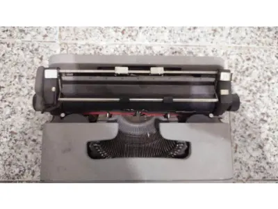 LOTE 431 - 01 MÁQUINA DE ESCREVER ANTIGA OLIVETT COLLEGE. (NO ESTADO) ATENÇÃO! FAZER A VISITAÇÃO ANTES DE ARREMATAR, NÃO SABEMOS SE FUNCIONA, LEILÃO NÃO TEM GARANTIA E NEM DEVOLUÇÃO, SUJEITO A POSSÍVEIS AVARIAS VISÍVEIS/OCULTAS E/OU AUSÊNCIA DE COMPONENTES.