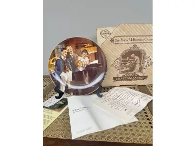 LOTE 273 - 01 PRATO DE COLECIONADOR VINTAGE KNOWLES NORMAN ROCKWELL -CLOSE HARMONY NUMERADA CERTIFICADO DE AUTENTICIDADE. "CLOSE HARMONY" DE NORMAN ROCKWELL, THE ROCKWELL LIGHT CAMPAIGN SERIES COLLECTION, DA EDWIN M KNOWLES CHINA CO., COLLECTOR PLATE. COM CERTIFICADO DE AUTENTICIDADE E CAIXA ORIGINAL E FOLHETOS E NOTA DE COMPRA DATADA EM 21/08/1984. ESTE É UM ITEM VINTAGE MUITO BONITO. PRATO DE  NÚMERO 5722 D. DA ÚNICA EDIÇÃO LIMITADA DE "CLOSE HARMONY" DE NORMAN ROCKWELL. QUINTO NA COLEÇÃO ROCKWELL ROCKWELL'S LIGHT CAMPAIGN SERIES. FEITO EM UMA EDIÇÃO ESTRITAMENTE LIMITADA A CENTO E CINQUENTA DIAS DE DISPARO E CERTIFICADO COMO UM "VERDADEIRO CLÁSSICO ROCKWELL" PELA THE ROCKWELL SOCIETY OF AMERICA.1986 TODOS OS DIREITOS RESERVADOS. EMITIDO COM A COOPERAÇÃO DA GENERAL ELECTRIC COMPANY (SELO) O NOME, MAIS ANTIGO DA AMÉRICA 1854 EDWIN M KNOWLES, EM PORCELANA FINA NEWELL VIRGINIA EUA.SELO CORPORATIVO, OFICIAL DA ROCKWELL SOCIETY OF AMERICA..COMPRADAS EM LOJAS DE ANTIGUIDADES DOS EUA.O SUPORTE DO PRATO NÃO ESTÁ INCLUÍDO. (NO ESTADO) ATENÇÃO! FAZER A VISITAÇÃO ANTES DE ARREMATAR, NÃO SABEMOS SE FUNCIONA, LEILÃO NÃO TEM GARANTIA E NEM DEVOLUÇÃO, SUJEITO A POSSÍVEIS AVARIAS VISÍVEIS/OCULTAS E/OU AUSÊNCIA DE COMPONENTES.