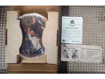 LOTE 266 - 01 LINDO PRATO VINTAGE NORMAN ROCKWELL DE 1984, "DREAMING IN THE ATTIC".EM PORTUGUES SONHANDO NO SÓTÃO. EDIÇÃO LIMITADA NUMERADA 7838P EDWIN M. KNOWLES. LIMITADO A 150 DIAS DE QUEIMA E CERTIFICADO COMO UM VERDADEIRO CLÁSSICO ROCKWELL CLASSIC. CERTIFICADO DE AUTENTICIDADE INCLUSO. COM 21,5 CM DE DIAMETRO. COM CERTIFICADO DE AUTENTICIDADE. SUPORTE DO PRATO NÃO ESTÁ INCLUÍDO. ITEM COMPRADO EM GARAGENS DE ANTIGUIDADES NOS EUA. (NO ESTADO) ATENÇÃO! FAZER A VISITAÇÃO ANTES DE ARREMATAR, NÃO SABEMOS SE FUNCIONA, LEILÃO NÃO TEM GARANTIA E NEM DEVOLUÇÃO, SUJEITO A POSSÍVEIS AVARIAS VISÍVEIS/OCULTAS E/OU AUSÊNCIA DE COMPONENTES.