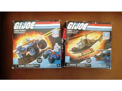 LOTE 134 - 01 LOTE COM DOIS GI JOE COBRA COBRA FANG COM 47 PEÇAS DA HASBRO. GIJOE CONSTRUCTION SET - COBRA FERRET NOVOS NA CAIXA SEM USO, ITEM COMPRADO EM GAREGEM DE ANTIGUIDADES NOS EUA. ITEM DE COLEÇÃO. (NO ESTADO) ATENÇÃO! FAZER A VISITAÇÃO ANTES DE ARREMATAR, NÃO SABEMOS SE FUNCIONA, LEILÃO NÃO TEM GARANTIA E NEM DEVOLUÇÃO, SUJEITO A POSSÍVEIS AVARIAS VISÍVEIS/OCULTAS E/OU AUSÊNCIA DE COMPONENTES.