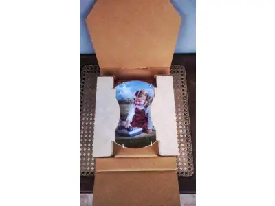 LOTE 288 - 01 RARO PRATO "CHATTERBOX" VINTAGE DE 1984, MOMENTOS ESPECIAIS DE LUCELLE RAAD,4ª EDIÇÃO DA SÉRIE "MOMENTOS ESPECIAIS" CONCEITOS MODERNOS DE 1984,LIMITADO A APENAS 12.500 CÓPIAS EM TODO O MUNDO Nº 271, ESTE PRATO DE COLECIONADOR DA MODERN CONCEPTS, LTD. É UMA BELA ADIÇÃO A QUALQUER COLEÇÃO. O PRATO APRESENTA UM DESIGN COLORIDO, FORMATO REDONDO E 21,5 CM DE DIÂMETRO. FOI FEITO EM PORCELANA NO FINAL DO SÉCULO XX, ESPECIFICAMENTE EM 1984. O PRATO FAZ PARTE DA SÉRIE SECRETS SPECIAL MOMENTS, CRIADA POR LUCELLE RAAD, E TEM COMO TEMA CRIANÇAS. É UM ITEM VINTAGE E FOI FABRICADO NOS ESTADOS UNIDOS. ESTE PRATO DECORATIVO DE COLECIONADOR É PERFEITO PARA TODAS AS OCASIÕES E SERIA UM ÓTIMO COMPLEMENTO PARA QUALQUER DECORAÇÃO.EM EXCELENTE ESTADO, POSSUI A CAIXA ORIGINAL CERTIFICADO DE AUTENTICIDADE E OS DOCUMENTOS. O SUPORTE DO PRATO NÃO ESTÁ INCLUÍDO. PEÇA COMPRADA EM GARAGEM DE ANTIGUIDADES NOS EUA. (NO ESTADO) ATENÇÃO! FAZER A VISITAÇÃO ANTES DE ARREMATAR, NÃO SABEMOS SE FUNCIONA, LEILÃO NÃO TEM GARANTIA E NEM DEVOLUÇÃO, SUJEITO A POSSÍVEIS AVARIAS VISÍVEIS/OCULTAS E/OU AUSÊNCIA DE COMPONENTES.