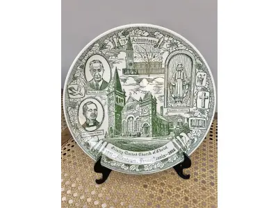 01 RARO E BELO PRATO VERDE SOBRE BRANCO, FEITO EM 1966 PARA CELEBRAR O 75º ANIVERSÁRIO DA IGREJA UNIDA DE CRISTO DA TRINDADE EM ALLENTOWN, CONDADO DE LEHIGH, PENSILVÂNIA. INFELIZMENTE, ACREDITO QUE A IGREJA UNIDA DE CRISTO DA TRINDADE FECHOU HÁ ALGUNS ANOS, DEVIDO AO ENCOLHIMENTO DA CONGREGAÇÃO. O CONTEXTO HISTÓRICO DA IGREJA ESTÁ NO VERSO DO PRATO. O PRATO FOI FEITO PELA KETTLESPRINGS KILNS, ALLIANCE, OHIO, E TEM 25 CM DE DIÂMETRO, CÓDIGO Nº 1532.O SUPORTE DO PRATO NÃO ESTÁ INCLUÍDO. (NO ESTADO) ATENÇÃO! FAZER A VISITAÇÃO ANTES DE ARREMATAR, NÃO SABEMOS SE FUNCIONA, LEILÃO NÃO TEM GARANTIA E NEM DEVOLUÇÃO, SUJEITO A POSSÍVEIS AVARIAS VISÍVEIS/OCULTAS E/OU AUSÊNCIA DE COMPONENTES.