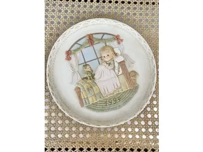 01 LINDO PRATO ENESCO BAS RELIEF DE 1994 DA COLEÇÃO MABEL LUCIE ATWELL EM BAIXO RELEVO PINTADO A MÃO, EDIÇÃO LIMITADA, COM UM TEMA "PLEASANT DREAMS AND SWEET REPOSE"," SONHOS AGRADAVEIS" DESIGN MULTICOLORIDO E PADRÃO DECORATIVO. FEITO DE CERÂMICA NA INDONÉSIA, COM 21,5 CM DE DIÂMETRO  PEÇA VINTAGE DO FINAL DO SÉCULO XX. A MARCA ENESCO É CONHECIDA POR SEUS PRATOS DE COLECIONADOR, E ESTE ITEM EM PARTICULAR FAZ PARTE DA FRANQUIA MABEL LUCIE ATWELL, ITEM RARO COM TODOS OS DOCUMENTOS, COMPRADO EM GARAGEM DE ANTIGUIDADES NOS EUA.SUPORTE PARA PRATO NÃO INCLUÍDO NESTA VENDA. (NO ESTADO) ATENÇÃO! FAZER A VISITAÇÃO ANTES DE ARREMATAR, NÃO SABEMOS SE FUNCIONA, LEILÃO NÃO TEM GARANTIA E NEM DEVOLUÇÃO, SUJEITO A POSSÍVEIS AVARIAS VISÍVEIS/OCULTAS E/OU AUSÊNCIA DE COMPONENTES.