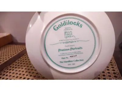 LOTE 310 - 01 PRATO DE COLECIONADOR SUNBEAM BESSIE PEASE GUTMAN CAMEO PORTRAIT ASSINADO E NUMERADO, ESTE PRATO VINTAGE DE COLECIONADOR GOLDILOCKS DE 1986, DA COLEÇÃO HAMILTON, É UM ITEM ESSENCIAL PARA QUALQUER COLECIONADOR DE CULTURA AMERICANA. É A 4ª EDIÇÃO DA PRECIOUS PORTRAITS E TEM O NÚMERO AUTÊNTICO 4317P.FEITO DE PORCELANA DE ALTA QUALIDADE, ESTE PRATO APRESENTA UMA BELA E VIBRANTE IMAGEM MULTICOLORIDA DE UMA JOVEM QUE ADICIONARÁ UM TOQUE DE ELEGÂNCIA A QUALQUER COLEÇÃO DECORATIVA.EM EXCELENTE ESTADO, POSSUI A CAIXA ORIGINAL E OS DOCUMENTOS. O SUPORTE DO PRATO NÃO ESTÁ INCLUÍDO. PEÇA COMPRADA EM GARAGEM DE ANTIGUIDADES NOS EUA. SUPORTE PARA PRATO NÃO INCLUÍDO NESTA VENDA. (NO ESTADO) ATENÇÃO! FAZER A VISITAÇÃO ANTES DE ARREMATAR, NÃO SABEMOS SE FUNCIONA, LEILÃO NÃO TEM GARANTIA E NEM DEVOLUÇÃO, SUJEITO A POSSÍVEIS AVARIAS VISÍVEIS/OCULTAS E/OU AUSÊNCIA DE COMPONENTES.