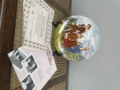 LOTE 300 - 01 RARO PRATO DE  KNOWLES & BRADFORD, COM 21 CM DE DIÂMETRO,NÚMERO BRADEX 84-K41-18.8  EUA DÉCADA DE 80 INCLUI CERTIFICADO DE AUTENTICIDADE, FOLHETO DO PRATO E CAIXA.AMÉRICA DO NORTE 1854 EDWIN M. PLACA NÚMERO 7042D AGORA CHINA 1987 TEMPO NA BELA CHINA 19º OITAVA PLACA EM 'CLIMB EV'RY MOUNTAIN" (EM PORTUGUÊS "ESCALE TODAS AS MONTANHAS") A NOVIÇA REBELDE SÉRIE, A ÚNICA SÉRIE DE PRATOS DE COLECIONADOR PARA COMEMORAR ESTE AMANHÃ MUSICAL, APROVADA PELOS ESTABELECIMENTOS DE RICHARD RODGERS E OSCAR HAMMERSTEIN II. PINTADA EXCLUSIVAMENTE PARA ESTA EDIÇÃO LIMITADA POR T. CRNKOVECH E QUEIMADA EM PORCELANA FINA POR EDWIN M. KNOWLES. ESTRITAMENTE LIMITADA A UM PERÍODO DE QUEIMA NÃO SUPERIOR A 150 DIAS. LANÇADO POR E AS PROPRIEDADES DE HOWARD LINDSAY E RUSSEL CROUSE CORTESIA DA WILLIAMSON MUSIC COMPANY, EDITORA MOTION PICTURE 1965 ARGYLE ENTERPRISES E TWENTIETH CENTURY FOX FILM CORPORATION TODOS OS DIREITOS RESERVADOS DESIGNA MARCA REGISTRADA USADA SOB LICENÇA DO PROPRIETÁRIO NÚMERO BRADEX 84-1941-188,PEÇA COMPRADA EM GARAGEM DE ANTIGUIDADES NOS EUA. SUPORTE PARA PRATO NÃO INCLUÍDO NESTA VENDA. (NO ESTADO) ATENÇÃO! FAZER A VISITAÇÃO ANTES DE ARREMATAR, NÃO SABEMOS SE FUNCIONA, LEILÃO NÃO TEM GARANTIA E NEM DEVOLUÇÃO, SUJEITO A POSSÍVEIS AVARIAS VISÍVEIS/OCULTAS E/OU AUSÊNCIA DE COMPONENTES.