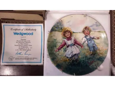 01 PRATO WEDGWOOD "PLAYTIME" MARY VICKERS "MY MEMORIES", DE 1982, FABRICADO NA INGLATERRA, COM 20 CM ESTE É UM PRATO VINTAGE DE COLECIONADOR DE 1982 MUITO CHARMOSO. "PLAYTIME", EM PORTUGUES "HORA DE BRINCAR"A SEGUNDA EDIÇÃO DE UMA SÉRIE INTITULADA "MY MEMORIES", DE MARY VICKERS.  LIMITADO A 100 DIAS DE PRODUÇÃO E LOGO FECHADDA A FABRICAÇAO PRATA DE NUMERO 1508H ANTERIORMENTE ESTIMADO. SEM DANOS NOTÁVEIS, MAS PODE APRESENTAR ALGUM DESGASTE TÍPICO. EM EXCELENTE ESTADO, POSSUI A CAIXA ORIGINAL CERTIFICADO DE AUTENTICIDADE E OS DOCUMENTOS. O SUPORTE DO PRATO NÃO ESTÁ INCLUÍDO. PEÇA COMPRADA EM GARAGEM DE ANTIGUIDADES NOS EUA. (NO ESTADO) ATENÇÃO! FAZER A VISITAÇÃO ANTES DE ARREMATAR, NÃO SABEMOS SE FUNCIONA, LEILÃO NÃO TEM GARANTIA E NEM DEVOLUÇÃO, SUJEITO A POSSÍVEIS AVARIAS VISÍVEIS/OCULTAS E/OU AUSÊNCIA DE COMPONENTES.