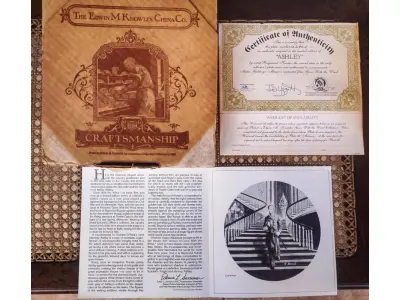 LOTE 281 - 01 POR KNOWLES "ASHLEY" E O VENTO LEVOU DA FINE CHINA, A PLACA DE COLECIONADOR FOI CRIADA EM 1978. É UMA EDIÇÃO LIMITADA DESTA SÉRIE E O VENTO LEVOU. ESTE PRATO NUNCA FOI EXPOSTO E ESTÁ EM PERFEITAS CONDIÇÕES, PEÇA GUARADA A ANOS, COM TODA A EMBALAGEM ORIGINAL E COA, CERTIFICADO DE AUTENTICIDADE FOLHETO. BRADEX NO. 84-41-3.2. PRATO DE NUMERO 15296 E. ESTE PRATO DE COLECIONADOR NÃO É APENAS UM OBJETO DECORATIVO, MAS UMA PEÇA DE HISTÓRIA DA ARTE, PERFEITA PARA EXIBIR EM QUALQUER CASA. COM 21 CM DE DIÂMETRO EDIÇÃO LIMITADA,PEÇA COMPRADA EM GARAGEM DE ANTIGUIDADES NOS EUA. SUPORTE PARA PRATO NÃO INCLUÍDO NESTA VENDA. (NO ESTADO) ATENÇÃO! FAZER A VISITAÇÃO ANTES DE ARREMATAR, NÃO SABEMOS SE FUNCIONA, LEILÃO NÃO TEM GARANTIA E NEM DEVOLUÇÃO, SUJEITO A POSSÍVEIS AVARIAS VISÍVEIS/OCULTAS E/OU AUSÊNCIA DE COMPONENTES.