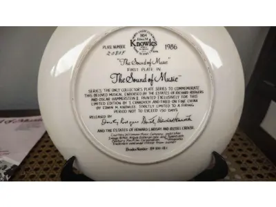 01 BELO  PRATO DE COLECIONADOR É DA COLEÇÃO O SOM DE MUSSE "A NOVIÇA REBELDE", DE EDWIN M. KNOWLES, FABRICADO NA VIRGÍNIA OCIDENTAL EM 1986. PINTADO POR T. CRNKOVICH. POSSUI FORMATO REDONDO COM 21,5 CM DE DIÂMETRO. O DESIGN É INSPIRADO NO FILME MUSICAL "A NOVIÇA REBELDE" E É FEITO DE PORCELANA FINA. ESTE PRATO DE COLECIONADOR NUMERADO ESTÁ EM ÓTIMO ESTADO. NÃO VEJO DEFEITOS. O PRATO NÃO POSSUI EMBALAGEM OU DOCUMENTAÇÃO ORIGINAL. ESTRITAMENTE LIMITADO AS VENDAS UM PERÍODO DE QUEIMA  150 DIAS LOGO APÓS FOI FECHADO NÃO LANÇARAM MAIS . PLACA NÚMERO 2080F,NÚMERO BRADEX: 84-K41-18.1.PEÇA COMPRADA EM GARAGEM DE ANTIGUIDADES NOS EUA. SUPORTE PARA PRATO NÃO INCLUÍDO NESTA VENDA. (NO ESTADO) ATENÇÃO! FAZER A VISITAÇÃO ANTES DE ARREMATAR, NÃO SABEMOS SE FUNCIONA, LEILÃO NÃO TEM GARANTIA E NEM DEVOLUÇÃO, SUJEITO A POSSÍVEIS AVARIAS VISÍVEIS/OCULTAS E/OU AUSÊNCIA DE COMPONENTES.