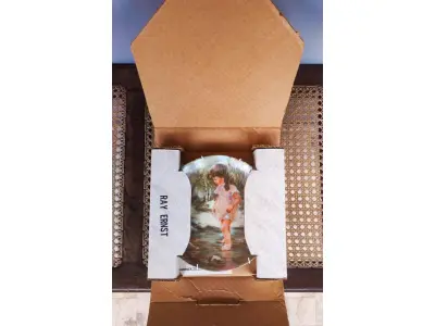 01 PRATO DE COLECIONADOR SÉRIE PARECE QUE FOI ONTEM"SEEMS LIKE YESTERDAY" "EM PORTUGUES PARECE QUE FOI ONTEM""MY MAGIC HAT"MEU CHAPÉU MÁGICO" PRODUZIDA EM EDIÇÃO LIMITADA POR APENAS 10 DIAS DE DISTRIBUIÇÃO E LOGO FECHADO PARA SEMPRE. PRATO DE NUMERO 6649 .PLACA DE COLECIONADOR B0Y RUSTY MONEY LANÇADAS EM 01/11/1982. APRESENTA UMA CENA IT"DA RUSTY MONEY, 3ª EDIÇÃO. E FOI FABRICADO ENTRE 1980 E 1989. É PERFEITO PARA COLECIONADORES DE ITENS DECORATIVOS AMERICANOS, ESPECIALMENTE PARA AQUELES INTERESSADOS EM PRATOS DE COLECIONADOR. EMITIDO PELA RJ ERNST ENTERPRISES. ACOMPANHA O CERTIFICADO DE AUTENTICIDADE NA CAIXA ORIGINAL. COM 22 CM DE DIÂMETRO. PEÇA COMPRADA EM GARAGEM DE ANTIGUIDADES NOS EUA. “SUPORTE PARA PRATO NÃO INCLUÍDO NESTA VENDA.” . (NO ESTADO) ATENÇÃO! FAZER A VISITAÇÃO ANTES DE ARREMATAR, NÃO SABEMOS SE FUNCIONA, LEILÃO NÃO TEM GARANTIA E NEM DEVOLUÇÃO, SUJEITO A POSSÍVEIS AVARIAS VISÍVEIS/OCULTAS E/OU AUSÊNCIA DE COMPONENTES.