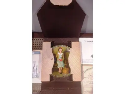 LOTE 292 - 01 PRATO DE PORCELANA COLECIONÁVEL. ASSINATURA KNOWLES 1985 NOME EM PORCELANA FINA DA EDIÇÃO LIMITADA "ROCKWELL'S AMERICAN DREAM" DE 1985. A PLACA TEM SEU PRÓPRIO NÚMERO INDIVIDUAL NA SÉRIE 4716C  E UM NÚMERO NA LISTA INTERNACIONAL DE PLACAS DE COLECIONADOR BRADEX N.º 84 - R70 - 7. 1 COM DECORAÇÃO DE NORMAN ROCKWELL. TEMA  'O SONHO DE UMA JOVEM'. O PRIMEIRO DA SÉRIE AUTORIZADO PELA FAMÍLIA DO AUTOR.PORCELANA FORTE, NOBRE E RESSONANTE. FORMATO LEVEMENTE SEMI PROFUNDO, DECORAÇÃO PICTÓRICA CHARMOSA COM ACABAMENTO ACETINADO. CORES INTERESSANTES BORDA DOURADA. ASSINATURA DO AUTOR NO ANVERSO E NO REVERSO. PARA DECORAÇÃO, COM 21 CM DE DIAMETRO COM CAIXA CERTIFICADO DE AUTENTICIDADE E FOLHETOS ORIGINAIS. (NO ESTADO) ATENÇÃO! FAZER A VISITAÇÃO ANTES DE ARREMATAR, NÃO SABEMOS SE FUNCIONA, LEILÃO NÃO TEM GARANTIA E NEM DEVOLUÇÃO, SUJEITO A POSSÍVEIS AVARIAS VISÍVEIS/OCULTAS E/OU AUSÊNCIA DE COMPONENTES.