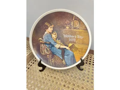 01 PRATO NORMAN ROCKWELL PARA O DIA DAS MÃES – HORA DE DORMIR, 1978. ESTE SERIA UM ÓTIMO PRESENTE PARA QUALQUER PESSOA NASCIDA EM 1978 OU PARA TODAS AS MÃES, PRATO DE PORCELANA FINA DA SÉRIE LIMITADA FECHADA PERMANENTEMENTE EM 28 DE ABRIL DE 1978 POR KNOWLES "BEDTIME", DEDICADA AO DIA DAS MÃES, COMPRADO NOVO NA THE BRADFORD EXCHANGE EM 1978 E FABRICADO PELA KNOWLES FINE CHINA. A IMAGEM FOI CRIADA PELO ARTISTA NORMAN ROCKWELL E É CERTIFICADA PELA ROCKWELL SOCIETY OFF AMÉRICA. OS PRATOS DA SÉRIE "DIA DAS MÃES" ERAM LANÇADOS ANUALMENTE E EXIBIAM O ANO DE EMISSÃO E A PALAVRA "DIA DAS MÃES" DECORATIVAMENTE GRAVADA EM CADA FACE DO PRATO. ITEM COMPRADO EM GARAGEM DE ANTIGUIDADES NOS EUA OBSERVAÇÃO: O SUPORTE DE MOSTRADO NAS FOTOS NÃO ESTÁ INCLUÍDO. (NO ESTADO) ATENÇÃO! FAZER A VISITAÇÃO ANTES DE ARREMATAR, NÃO SABEMOS SE FUNCIONA, LEILÃO NÃO TEM GARANTIA E NEM DEVOLUÇÃO, SUJEITO A POSSÍVEIS AVARIAS VISÍVEIS/OCULTAS E/OU AUSÊNCIA DE COMPONENTES.
