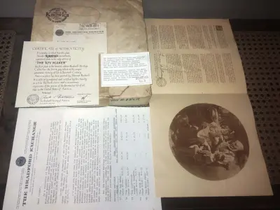01 PRATO THE TOY MAKER PRIMEIRO PARTO DE  ROCKWELL HERITAGE COLLECTION KNOWLES NORMAN ROCKWELL DATADO EM 1977 . ESTA É A PRIMEIRA PLACA DE COLECIONADOR DE EDIÇÃO LIMITADA Nº9857 D "THE TOY MAKER" DE NORMAN ROCKWELL NA HERITAGE COLLECTION. FOI FEITO À MÃO EM UMA EDIÇÃO LIMITADA PERMANENTEMENTE FECHADA EM 1977 POR KNOWLES E CERTIFICADA COMO "TRUE ROCKWELL CLASSIC" PELA ROCKWELL SOCIETY OF AMERICA.RETRATA UM VELHO FAZENDO UM BRINQUEDO COM UM MENINO E UMA MENINA OLHANDO ATENTAMENTE. HÁ UM CACHORRO ABAIXO DELES OLHANDO COM INTERESSE. COM TODA PAPELADA INCLUÍDA. CERTIFICADO DE AUTORIZAÇÃO DE USO (COA) E LIVRETO DE HISTÓRICO E CERTIFICADO DE AUTENTICIDADE. CAIXA ORIGINAL INCLUÍDA,. MEDE 21,5 CM DE DIÂMETRO. PROVÉM DE UMA COLEÇÃO PARTICULAR GUARDADA A ANOS NOS EUA.ITEM COMPRADO EM GARAGEM DE ANTIGUIDADES NOS EUA. SUPORTE PARA PRATO NÃO INCLUÍDO NESTA VENDA. (NO ESTADO) ATENÇÃO! FAZER A VISITAÇÃO ANTES DE ARREMATAR, NÃO SABEMOS SE FUNCIONA, LEILÃO NÃO TEM GARANTIA E NEM DEVOLUÇÃO, SUJEITO A POSSÍVEIS AVARIAS VISÍVEIS/OCULTAS E/OU AUSÊNCIA DE COMPONENTES.
