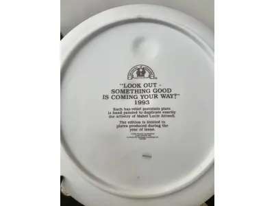 LOTE 116 - 01 LINDO PRATO ENESCO BAS RELIEF DE 1993 DA COLEÇÃO MABEL LUCIE ATWELL EM BAIXO RELEVO PINTADO A MÃO EDIÇÃO LIMITADA, COM UM TEMA DE NATAL, DESIGN MULTICOLORIDO E PADRÃO DECORATIVO. FEITO DE CERÂMICA NA INDONÉSIA, COM 21 CM DE DIÂMETRO  PEÇA VINTAGE DO FINAL DO SÉCULO XX. A MARCA ENESCO É CONHECIDA POR SEUS PRATOS DE COLECIONADOR, E ESTE ITEM EM PARTICULAR FAZ PARTE DA FRANQUIA MABEL LUCIE ATWELL, ITEM RARO COM TODOS OS DOCUMENTOS, COMPRADO EM GARAGEM DE ANTIGUIDADES NOS EUA.SUPORTE PARA PRATO NÃO INCLUÍDO NESTA VENDA. (NO ESTADO) ATENÇÃO! FAZER A VISITAÇÃO ANTES DE ARREMATAR, NÃO SABEMOS SE FUNCIONA, LEILÃO NÃO TEM GARANTIA E NEM DEVOLUÇÃO, SUJEITO A POSSÍVEIS AVARIAS VISÍVEIS/OCULTAS E/OU AUSÊNCIA DE COMPONENTES.