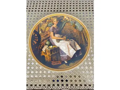 LOTE 266 - 01 LINDO PRATO VINTAGE NORMAN ROCKWELL DE 1984, "DREAMING IN THE ATTIC".EM PORTUGUES SONHANDO NO SÓTÃO. EDIÇÃO LIMITADA NUMERADA 7838P EDWIN M. KNOWLES. LIMITADO A 150 DIAS DE QUEIMA E CERTIFICADO COMO UM VERDADEIRO CLÁSSICO ROCKWELL CLASSIC. CERTIFICADO DE AUTENTICIDADE INCLUSO. COM 21,5 CM DE DIAMETRO. COM CERTIFICADO DE AUTENTICIDADE. SUPORTE DO PRATO NÃO ESTÁ INCLUÍDO. ITEM COMPRADO EM GARAGENS DE ANTIGUIDADES NOS EUA. (NO ESTADO) ATENÇÃO! FAZER A VISITAÇÃO ANTES DE ARREMATAR, NÃO SABEMOS SE FUNCIONA, LEILÃO NÃO TEM GARANTIA E NEM DEVOLUÇÃO, SUJEITO A POSSÍVEIS AVARIAS VISÍVEIS/OCULTAS E/OU AUSÊNCIA DE COMPONENTES.