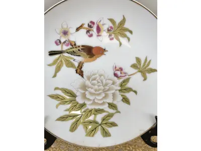 LOTE 171 - 01 RARO PRATO IMPORTADO - "JARDIM CHINÊS" COM PÁSSARO E FLORES - FABRICADO NO JAPÃO NA DÉCADA DE 70. COM 19 CM DE DIÂMETRO, COM DESIGN ORIGINAL DO SHAFFORD JAPAN CHINESE GARDEN TORNANDO ESTE PRATO UMA ÓTIMA OPÇÃO DE PRESENTE OU UM BELO ITEM PARA COLECIONADORES. SUPORTE DO PRATO NÃO ESTÁ INCLUÍDO. ITEM COMPRADO EM GARAGENS DE ANTIGUIDADES NOS EUA. (NO ESTADO) ATENÇÃO! FAZER A VISITAÇÃO ANTES DE ARREMATAR, NÃO SABEMOS SE FUNCIONA, LEILÃO NÃO TEM GARANTIA E NEM DEVOLUÇÃO, SUJEITO A POSSÍVEIS AVARIAS VISÍVEIS/OCULTAS E/OU AUSÊNCIA DE COMPONENTES.