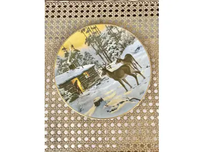 01 RARO  PRATO COLECIONÁVEL DE 1979 EDIÇÃO LIMITADA DE 5000 PEÇAS,PEÇA DE  529 DE 5000 PEÇAS LANÇADAS NA ÉPOCA DA SÉRIE "CHRISTMAS OF YESTERDAY" DE MARVIN NYE, CELEBRANDO O LENHADOR, NATAL DE ONTEM "CHRISTMAS CALL" DO ARTISTA MARVIN NYE, ANO DE 1979, NA CAIXA ORIGINAL, COLEÇÃO KERN. O PRATO ESTÁ EM EXCELENTES CONDIÇÕES. O PRATO ESTÁ NA CAIXA ORIGINAL DESDE A COMPRA. O TAMANHO DO PRATO É DE APROXIMADAMENTE 21 CM DE DIÂMETRO. O SUPORTE DO PRATO NÃO ESTÁ INCLUÍDO. ITEM COMPRADO EM GARAGENS DE ANTIGUIDADES NOS EUA. (NO ESTADO) ATENÇÃO! FAZER A VISITAÇÃO ANTES DE ARREMATAR, NÃO SABEMOS SE FUNCIONA, LEILÃO NÃO TEM GARANTIA E NEM DEVOLUÇÃO, SUJEITO A POSSÍVEIS AVARIAS VISÍVEIS/OCULTAS E/OU AUSÊNCIA DE COMPONENTES.