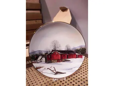 LOTE 307 - 01 RARO PRATO PORCELANA DA COLEÇÃO CELEIROS AMERICANOS EM EXTINÇÃO FRANCISCANA DA HISTORIC PROVIDENCE MINT WORLD PREMIER FIRST EDITION, DE 1983, DA SÉRIE THE VANISHING AMERICAN BARN, DA HARRIS HIEN, A SEGUNDA EDIÇÃO DA SÉRIE, INTITULADA "CONNECTED BARN". EM PORTUGUES “CELEIRO CONECTADO” O PRATO APRESENTA UMA REPRESENTAÇÃO ÚNICA, DETALHADA E COLORIDA DE UM TIPO DE CELEIRO AMERICANO, SITUADO EM UM CENÁRIO DE FAZENDA DE DIFERENTES REGIÕES DO PAÍS, COM DETALHES DOURADOS NA BORDA. ESTAMPADAS NA PARTE INFERIOR COM O NOME DA SÉRIE, TÍTULO, ASSINATURA IMPRESSA DO ARTISTA E A MARCA THE HISTORIC PROVIDENCE MINT, E MEDEM APROXIMADAMENTE 21,8 CM DE DIÂMETRO. EM EXCELENTE ESTADO, POSSUI A CAIXA ORIGINAL E OS DOCUMENTOS. O SUPORTE DO PRATO NÃO ESTÁ INCLUÍDO. PEÇA COMPRADA EM GARAGEM DE ANTIGUIDADES NOS EUA. SUPORTE PARA PRATO NÃO INCLUÍDO NESTA VENDA. (NO ESTADO) ATENÇÃO! FAZER A VISITAÇÃO ANTES DE ARREMATAR, NÃO SABEMOS SE FUNCIONA, LEILÃO NÃO TEM GARANTIA E NEM DEVOLUÇÃO, SUJEITO A POSSÍVEIS AVARIAS VISÍVEIS/OCULTAS E/OU AUSÊNCIA DE COMPONENTES.