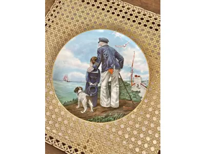 LOTE 173 - 01 PRATO DE COLECIONADOR "LOOKING OUT TO SEA" DA ROYAL EATON NORMAN ROCKWELL, 1982. EDIÇÃO LIMITADA  COM 20 CM DE DIÂMETRO, MULTICOLORIDO, COM DETALHES EM OURO 22 QUILATES. REPRESENTA UM VELHO E UM MENINO COM SEU CACHORRO OLHANDO PARA O MAR.SUPORTE DO PRATO NÃO ESTÁ INCLUÍDO. ITEM COMPRADO EM GARAGENS DE ANTIGUIDADES NOS EUA. (NO ESTADO) ATENÇÃO! FAZER A VISITAÇÃO ANTES DE ARREMATAR, NÃO SABEMOS SE FUNCIONA, LEILÃO NÃO TEM GARANTIA E NEM DEVOLUÇÃO, SUJEITO A POSSÍVEIS AVARIAS VISÍVEIS/OCULTAS E/OU AUSÊNCIA DE COMPONENTES.