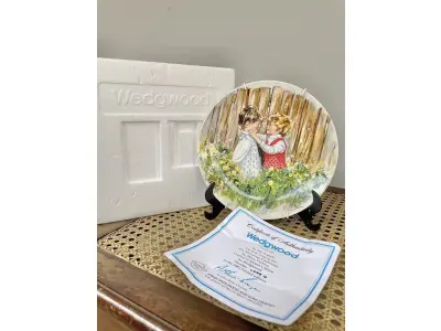 LOTE 127 - 01 PRATO DE COLECIONADOR MARY VICKERS "SEJA MEU AMIGO", SÉRIE MINHAS MEMÓRIAS, WEDGWOOD Nº 2530A,PRATO DE COLECIONADOR AUTÊNTICO DA ARTISTA MARY VICKERS, COM 20 CM DE DIÂMETRO. PRIMEIRA EDIÇÃO DE UMA SÉRIE CHAMADA MINHAS MEMÓRIAS, A OBRA DE ARTE INTITULADA "SEJA MEU AMIGO" APRESENTA UMA JOVEM PEDINDO A AMIZADE DE OUTRA GAROTA,PRATO Nº 2530A FEITO EM UM PERÍODO DE QUEIMA ESTRITAMENTE LIMITADO A 100 DIAS, FABRICADO NA INGLATERRA EM WEDGWOOD QUEEN'S WARE.ITEM COMPRADO EM GARAGEM DE ANTIGUIDADES NOS EUA OBSERVAÇÃO: O SUPORTE DE MOSTRADO NAS FOTOS NÃO ESTÁ INCLUÍDO. (NO ESTADO) ATENÇÃO! FAZER A VISITAÇÃO ANTES DE ARREMATAR, NÃO SABEMOS SE FUNCIONA, LEILÃO NÃO TEM GARANTIA E NEM DEVOLUÇÃO, SUJEITO A POSSÍVEIS AVARIAS VISÍVEIS/OCULTAS E/OU AUSÊNCIA DE COMPONENTES.